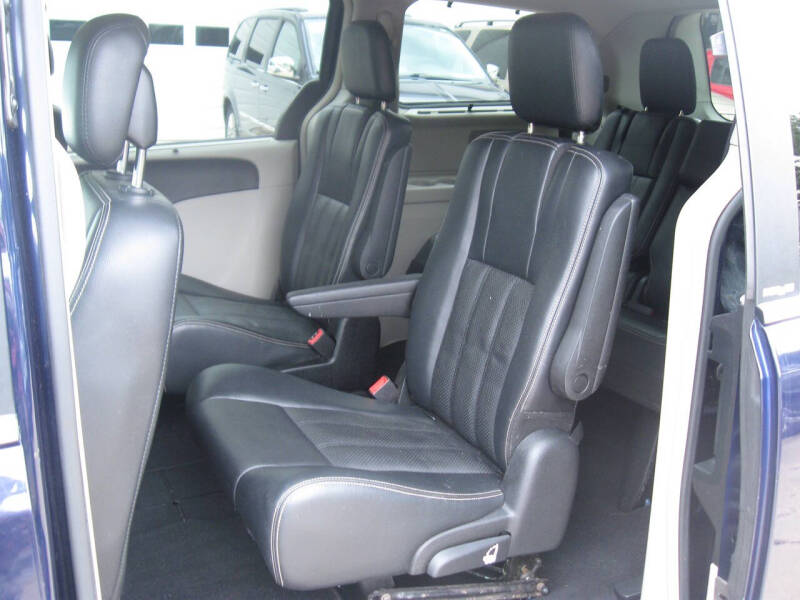 2013 Chrysler Town and Country Touring-L