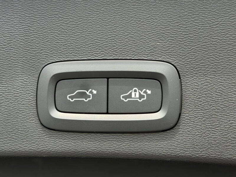 2023 Volvo XC40 B5 Plus Bright Theme