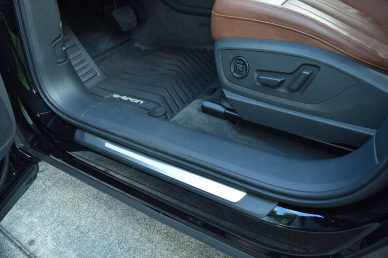 2022 Audi e-tron quattro Premium