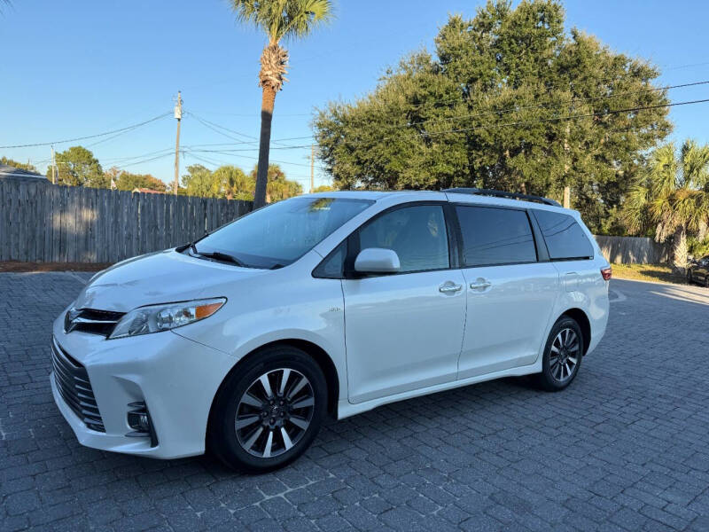 2020 Toyota Sienna XLE's photo