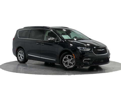 2022 Chrysler Pacifica for sale at INDY AUTO MAN in Indianapolis IN