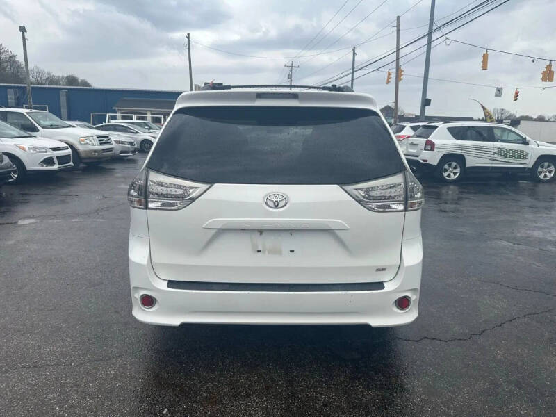 2011 Toyota Sienna SE 8-Passenger