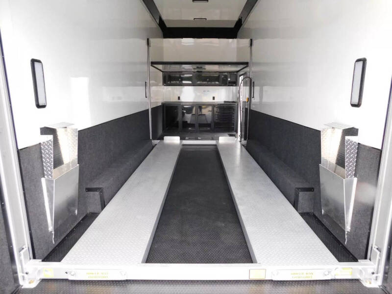 2025 United Trailers USH 28' Stacker Race Trailer L