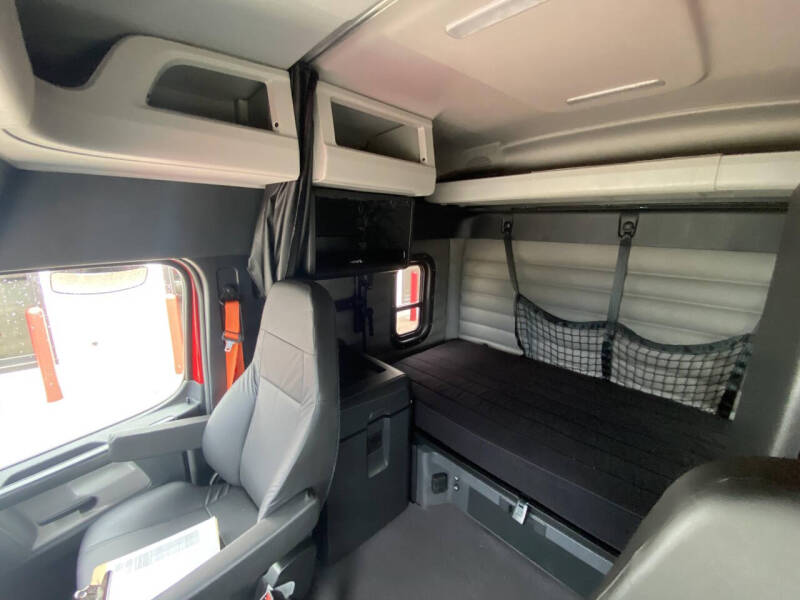 2025 Freightliner Cascadia