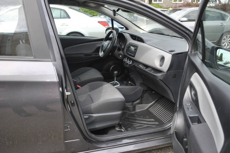 2017 Toyota Yaris 5-Door LE