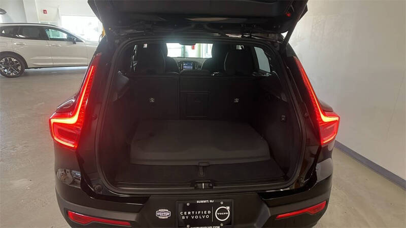 2023 Volvo XC40 B5 Plus Dark Theme