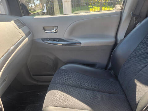 2013 Toyota Sienna SE 8-Passenger