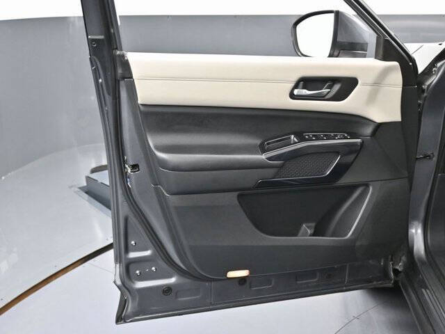 2022 Nissan Pathfinder SV