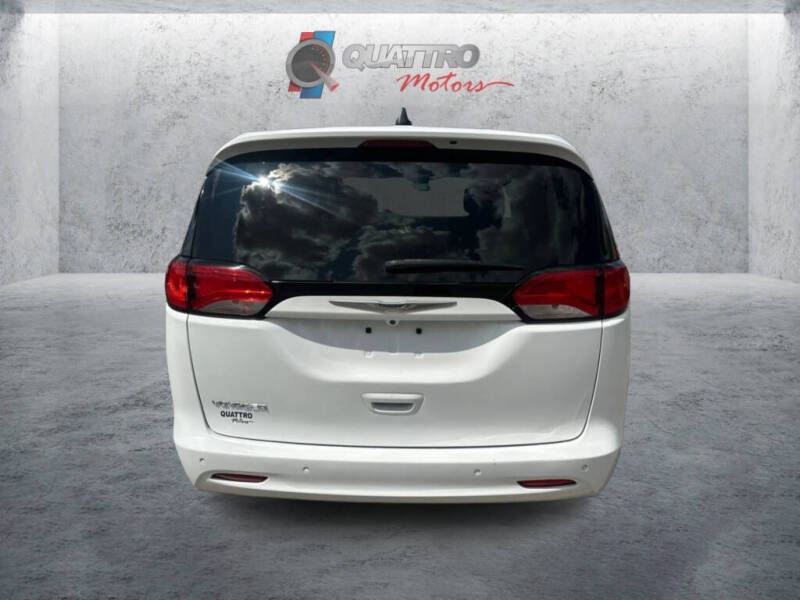 2022 Chrysler Voyager LX
