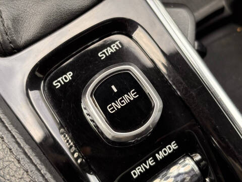 2016 Volvo XC90 T6 Momentum