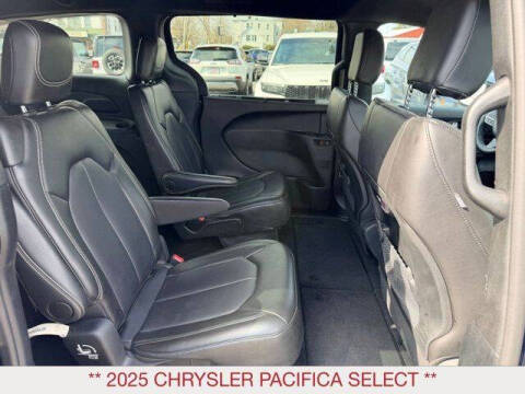 2025 Chrysler Pacifica Select