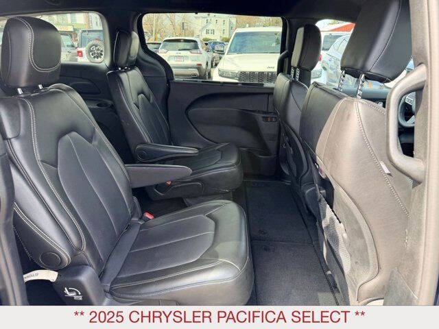 2025 Chrysler Pacifica Select