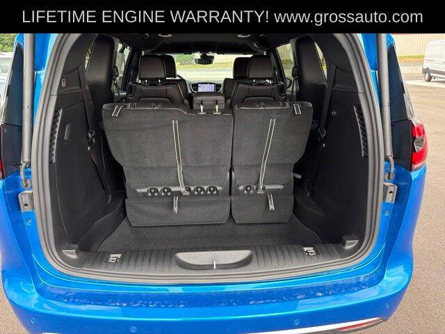 2027 Chrysler Pacifica Select