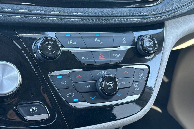 2024 Chrysler Pacifica Plug-In Hybrid Select