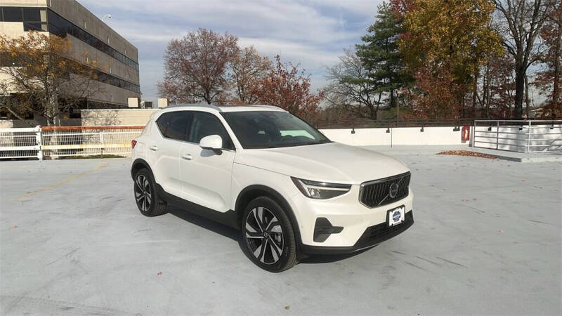 2025 Volvo XC40 B5 Plus Bright Theme