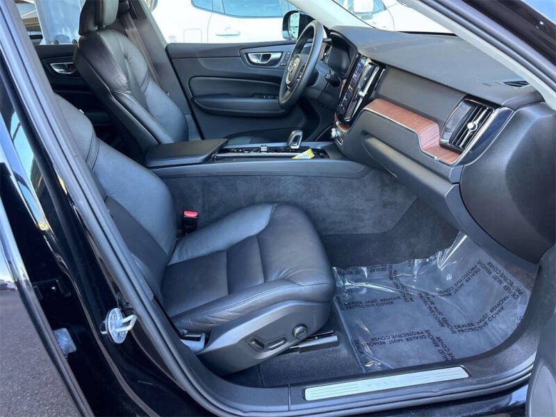 2024 Volvo XC60 B5 Plus Dark Theme