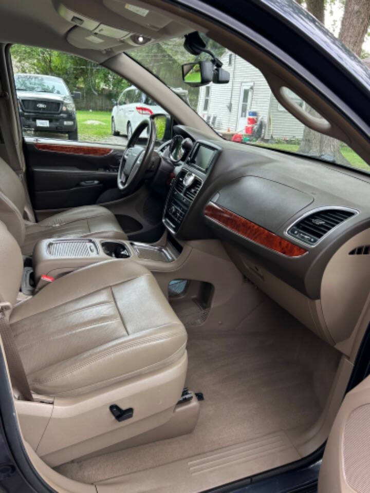 2014 Chrysler Town and Country for sale at Quality Cars Of South Elgin in South Elgin, IL