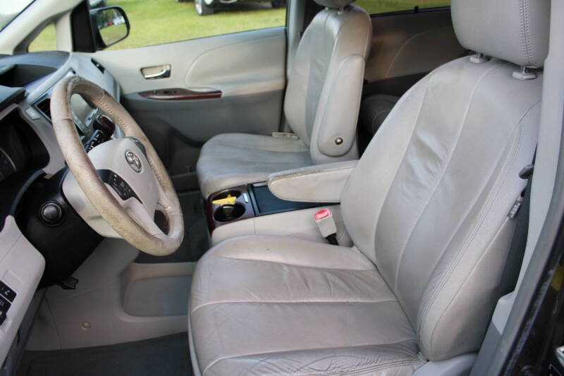 2011 Toyota Sienna XLE 7-Passenger Auto Access Seat