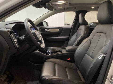 2025 Volvo XC40 B5 Plus Dark Theme