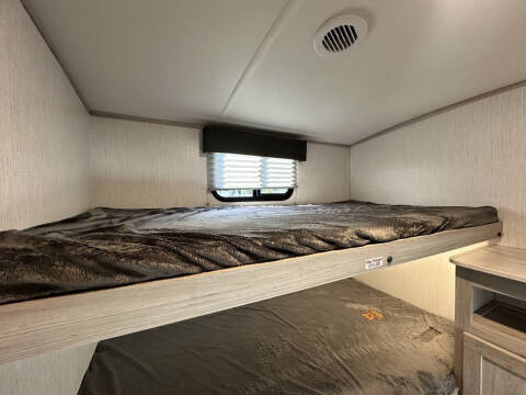 2022 **REDUCED** Shadow Cruiser 280QBS / 31ft