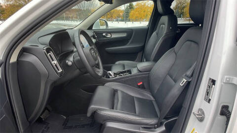 2025 Volvo XC40 B5 Plus Bright Theme