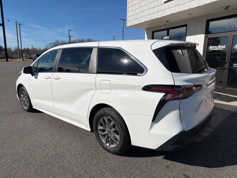 2024 Toyota Sienna LE 8-Passenger