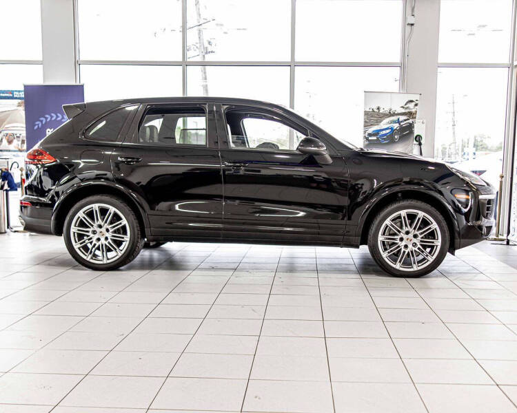 2017 Porsche Cayenne Platinum Edition