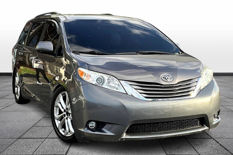 2017 Toyota Sienna XLE 7-Passenger Auto Access Seat