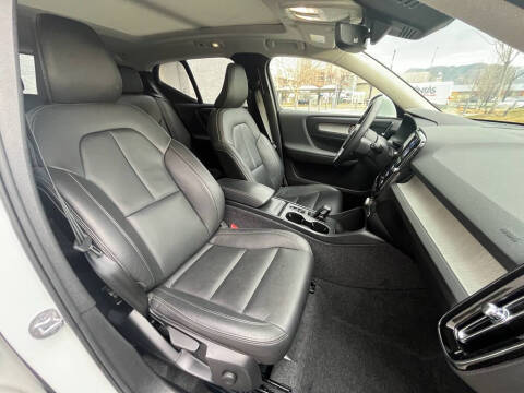 2025 Volvo XC40 B5 Core Bright Theme