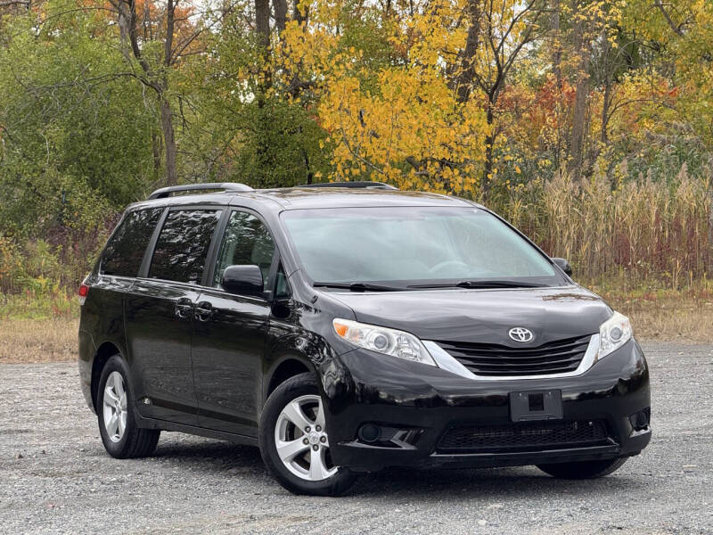 2014 Toyota Sienna LE's photo