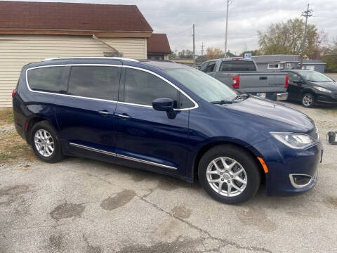 2020 Chrysler Pacifica for sale at RICK'S AUTO SALES in Logansport IN