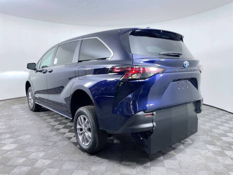 2025 Toyota Sienna LE 8-Passenger