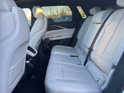 2024 Cadillac LYRIQ Luxury 1