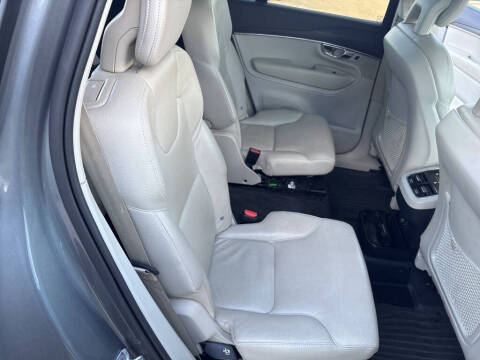 2020 Volvo XC90 T6 Momentum 6-Passenger