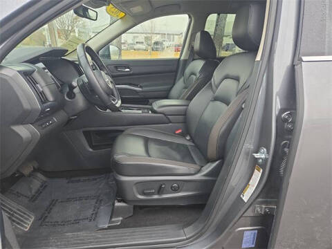 2025 Nissan Pathfinder SL