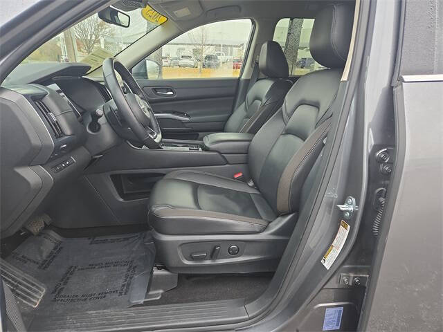 2025 Nissan Pathfinder SL