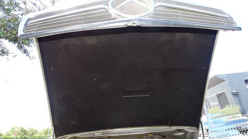 1989 Mercedes-Benz 560-Class 560 SL