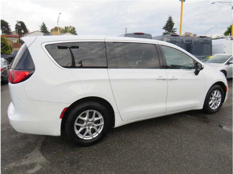 2022 Chrysler Voyager LX
