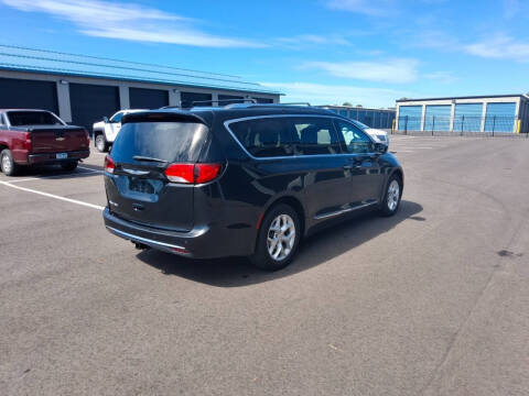 2017 Chrysler Pacifica Touring-L Plus