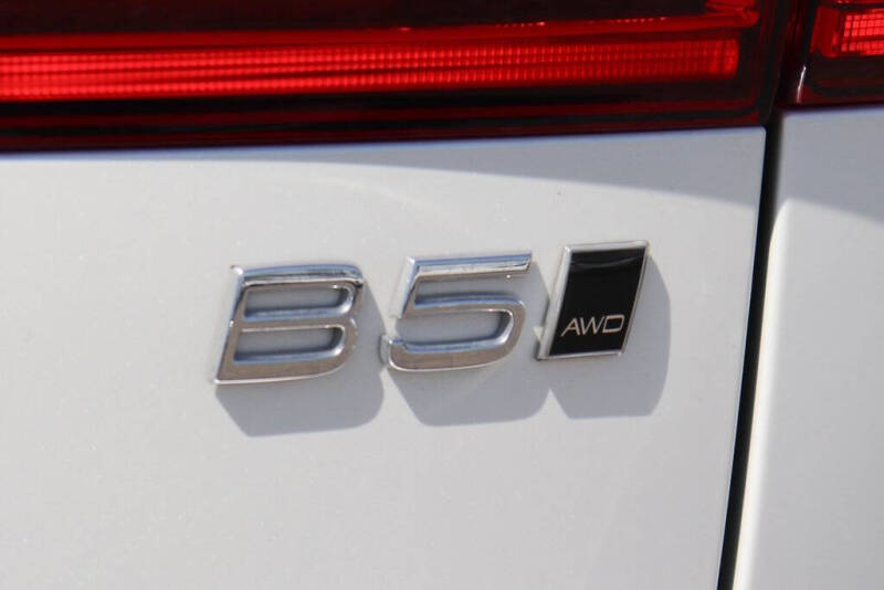 2024 Volvo XC60 B5 Core Dark Theme