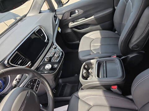 2027 Chrysler Pacifica Select