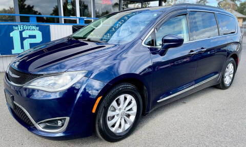 2017 Chrysler Pacifica for sale at Vista Auto Sales in Lakewood WA