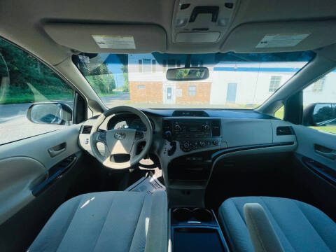 2011 Toyota Sienna LE 7-Passenger Auto Access Seat