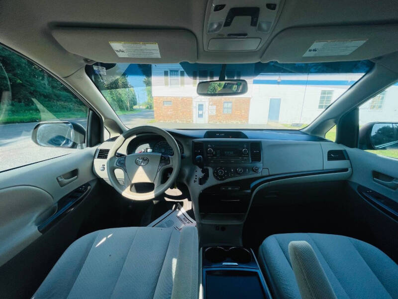 2011 Toyota Sienna LE 7-Passenger Auto Access Seat