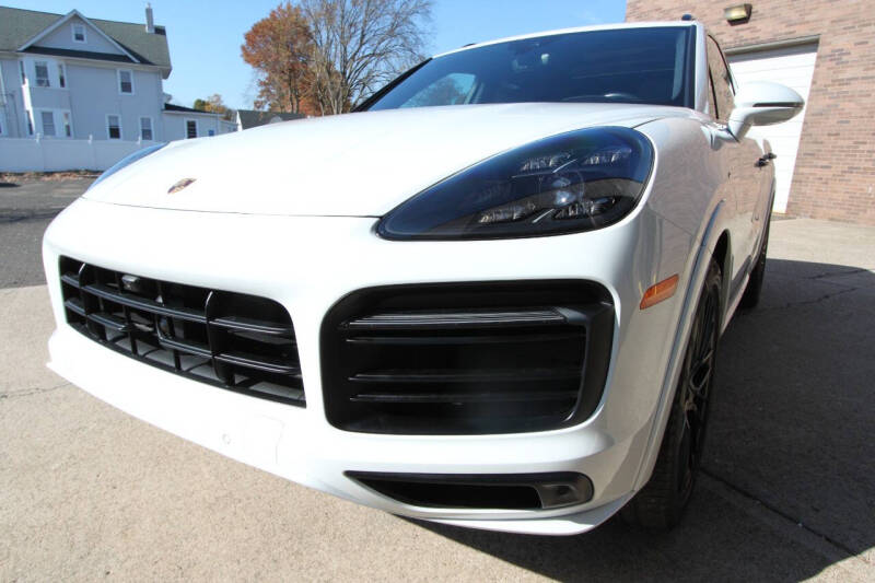 Porsche Cayenne's photo