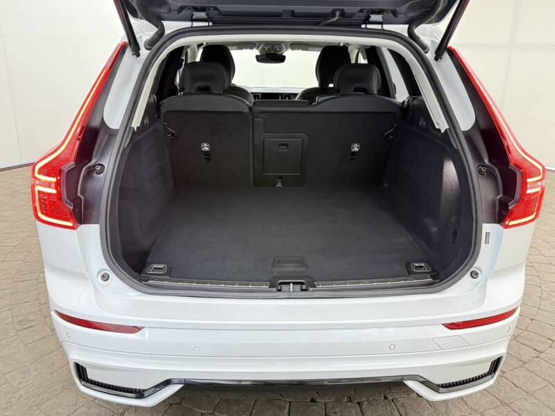 2025 Volvo XC60 B5 Plus Dark Theme