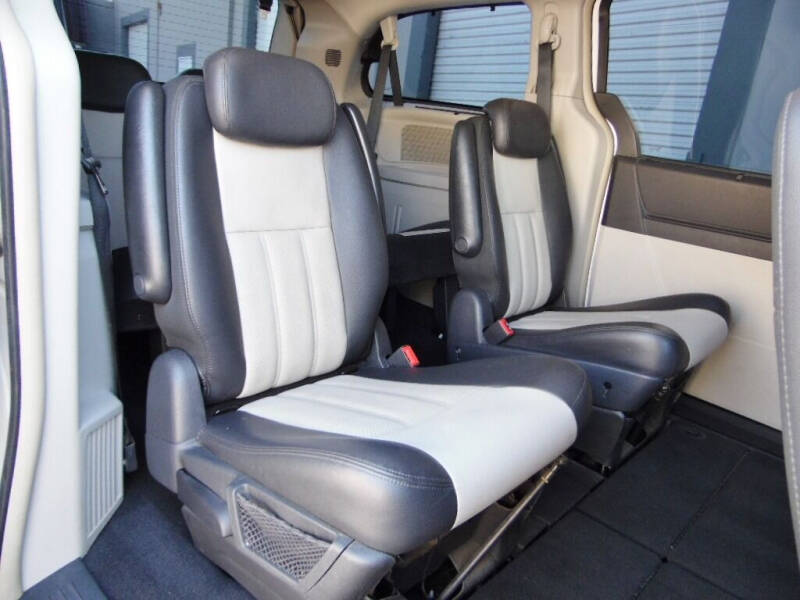 2010 Chrysler Town & Country null photo 20