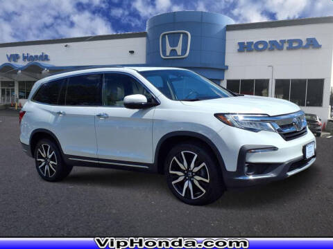 2022 Honda Pilot Touring w/Rear Captain's Chairs