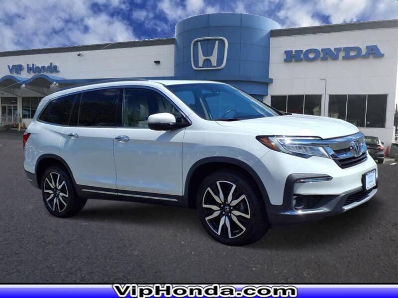 2022 Honda Pilot Touring w/Rear Captain's Chairs