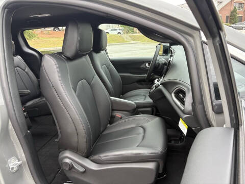 2025 Chrysler Pacifica Select